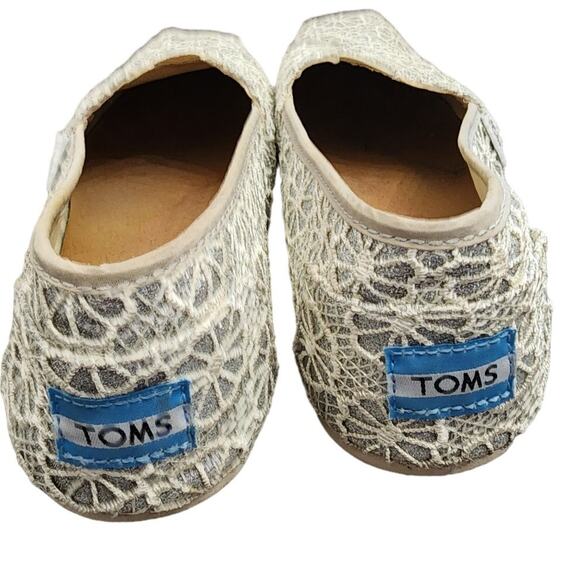 TOMS Crochet Metallic Silver Floral Slip-On Loafers, Size 8.5 - Picture 6 of 6